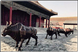 低眸閑倚銅牛雕塑 低眸閑倚銅牛雕塑