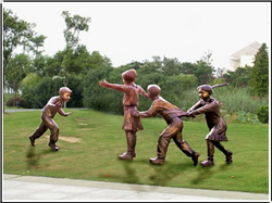 老鷹捉小雞人物銅雕塑 老鷹捉小雞人物銅雕塑