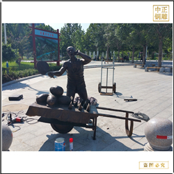 買西瓜人物銅雕塑鑄造 買西瓜人物銅雕塑鑄造